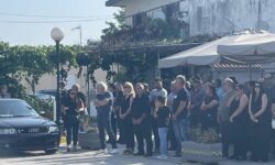 Κηδεία 14χρονου στην Άρτα: Τραγικές φιγούρες οι γονείς του Σπύρου που «κατάπιε» ο ποταμός Άραχθος