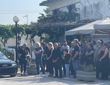 Κηδεία 14χρονου στην Άρτα: Τραγικές φιγούρες οι γονείς του Σπύρου που «κατάπιε» ο ποταμός Άραχθος
