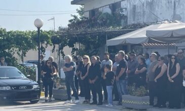 Κηδεία 14χρονου στην Άρτα: Τραγικές φιγούρες οι γονείς του Σπύρου που «κατάπιε» ο ποταμός Άραχθος