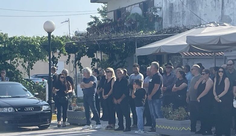 Κηδεία 14χρονου στην Άρτα: Τραγικές φιγούρες οι γονείς του Σπύρου που «κατάπιε» ο ποταμός Άραχθος
