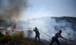 Βελτιωμένη η εικόνα της φωτιάς στο Άνω Σούλι Μαραθώνα