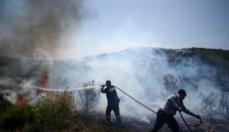 Βελτιωμένη η εικόνα της φωτιάς στο Άνω Σούλι Μαραθώνα