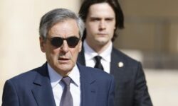 Σε τετραετή φυλάκιση με αναστολή καταδικάσθηκε ο πρώην πρωθυπουργός της Γαλλίας, Φρανσουά Φιγιόν