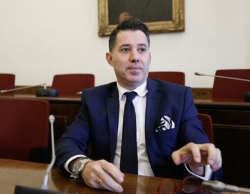 Novartis: Πιέσεις για να εμπλέξει πολιτικά πρόσωπα στην υπόθεση κατήγγειλε ότι δέχτηκε ο Νίκος Μανιαδάκης