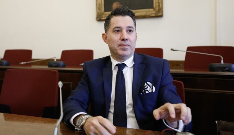 Novartis: Πιέσεις για να εμπλέξει πολιτικά πρόσωπα στην υπόθεση κατήγγειλε ότι δέχτηκε ο Νίκος Μανιαδάκης