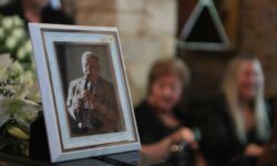 Σε λαϊκό προσκύνημα η σορός του Πετρο-Λούκα Χαλκιά στη μητρόπολη Αθηνών