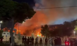 Φωτιά σε υπαίθριο χώρο με σκάφη στην Γλυφάδα – Δείτε βίντεο