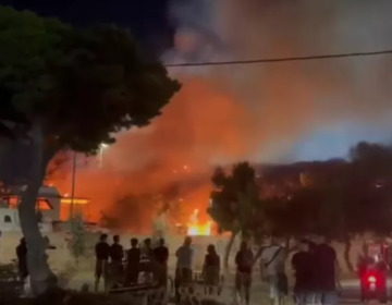 Φωτιά σε υπαίθριο χώρο με σκάφη στην Γλυφάδα – Δείτε βίντεο