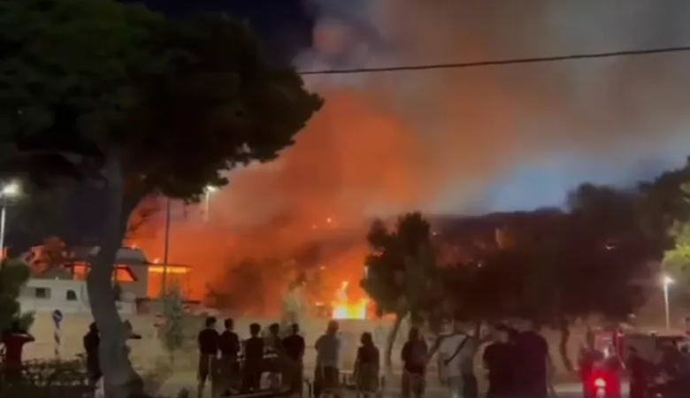 Φωτιά σε υπαίθριο χώρο με σκάφη στην Γλυφάδα – Δείτε βίντεο
