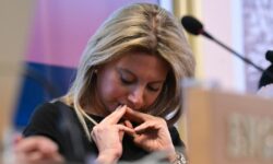 Αγανακτισμένη η Καρυστιανού για την ψηφοφορία στη Βουλή: «2,5 χρόνια ακούγαμε την αντιπολίτευση ότι θα μας στηρίξει. Τόσα ψέμματα!»