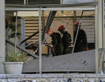 Μια νεκρή και 23 τραυματίες από την ιρανική πυραυλική επίθεση στο Ισραήλ