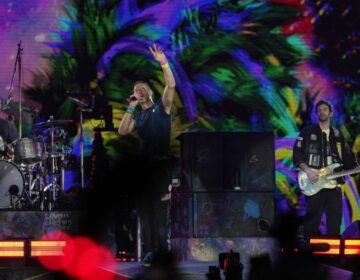 Οι Coldplay επανεκδίδουν άλμπουμ τους σε δίσκους βινυλίου από ανακυκλωμένα υλικά