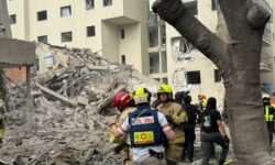 Ιρανικός πύραυλος χτύπησε το Τελ Αβίβ – Δεκάδες τραυματίες και μεγάλες καταστροφές