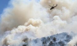 Μαίνεται σε τρία μέτωπα η φωτιά στη Χίο – Έξι χωριά εκκενώθηκαν