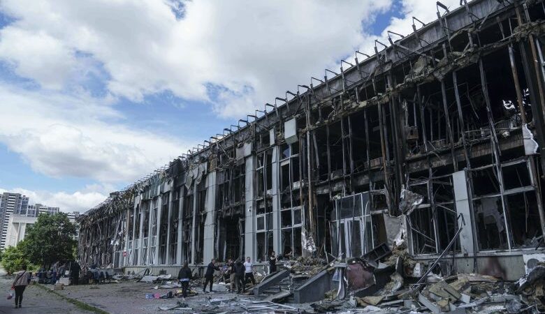 Οι ρωσικές επιθέσεις στο Κίεβο προκάλεσαν τον θανάτο τουλάχιστον 10 ανθρώπων και τον τραυματισμό δεκάδων
