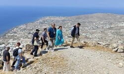 Αυτοψίες της Μενδώνη στους αρχαιολογικούς χώρους της Αρχαίας Θήρας και του Ακρωτηρίου Σαντορίνης