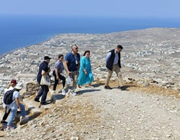 Αυτοψίες της Μενδώνη στους αρχαιολογικούς χώρους της Αρχαίας Θήρας και του Ακρωτηρίου Σαντορίνης