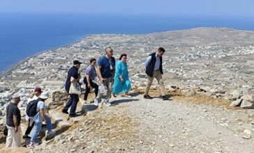 Αυτοψίες της Μενδώνη στους αρχαιολογικούς χώρους της Αρχαίας Θήρας και του Ακρωτηρίου Σαντορίνης