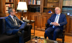 Μητσοτάκης σε Τασούλα: Θα σταλούν πλοία του ελληνικού ναυτικού έξω από τα χωρικά ύδατα της Λιβύης για αποτροπή μεταναστευτικών ροών