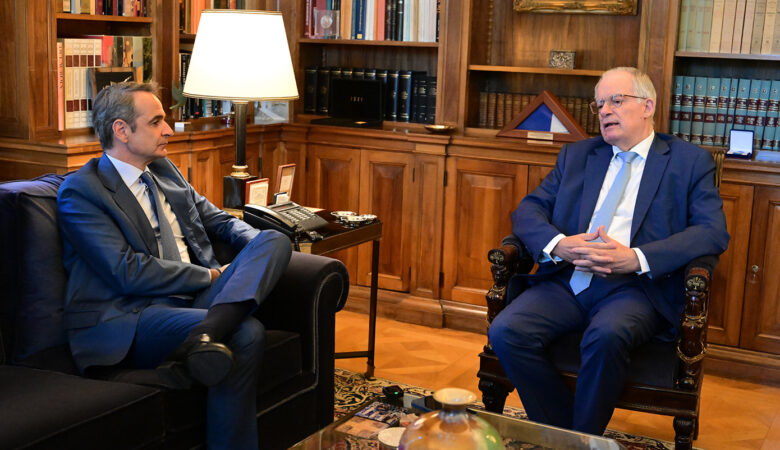 Μητσοτάκης σε Τασούλα: Θα σταλούν πλοία του ελληνικού ναυτικού έξω από τα χωρικά ύδατα της Λιβύης για αποτροπή μεταναστευτικών ροών