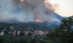 Πύρινη «κόλαση» στη Χίο: Τρία μηνύματα του 112 για απομάκρυνση από τους οικισμούς Λιθί (και παραλία Λιθί) και Βέσσα Χίου