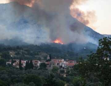 Πύρινη «κόλαση» στη Χίο: Τρία μηνύματα του 112 για απομάκρυνση από τους οικισμούς Λιθί (και παραλία Λιθί) και Βέσσα Χίου