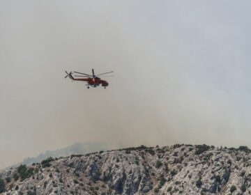 Μαίνεται η φωτιά στην Χίο – «Δύσκολα τα πράγματα», παραδέχεται ο δήμαρχος του νησιού