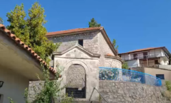Μεγάλη θλίψη στην κηδεία της Άννας που δολοφονήθηκε στην Αμφιλοχία – Οι καμπάνες στα Πηγάδια ηχούσαν πένθιμα από το πρωί