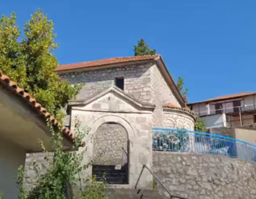 Μεγάλη θλίψη στην κηδεία της Άννας που δολοφονήθηκε στην Αμφιλοχία – Οι καμπάνες στα Πηγάδια ηχούσαν πένθιμα από το πρωί