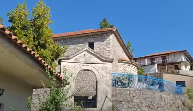 Μεγάλη θλίψη στην κηδεία της Άννας που δολοφονήθηκε στην Αμφιλοχία – Οι καμπάνες στα Πηγάδια ηχούσαν πένθιμα από το πρωί