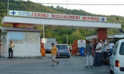 Αστυνομικοί και εργαζόμενοι του νοσοκομείου Βέροιας έσωσαν από βέβαιο θάνατο δυο δηλητηριασμένα σκυλάκια