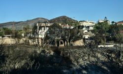 Σε ύφεση η φωτιά στην Παλαιά Φώκαια – Απεγκλωβίστηκαν 40 άτομα