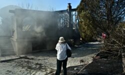 Φωτιά στην Παλαιά Φώκαια: «Δίνουμε μάχη για να μην περάσει στον εθνικό δρυμό», λέει ο δήμαρχος Σαρωνικού