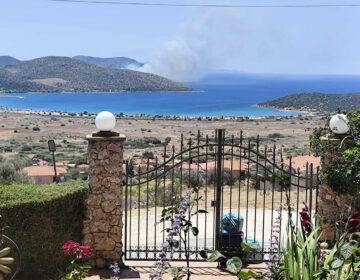 Μεγάλη πυρκαγιά σε χαμηλή βλάστηση στην Παλαιά Φώκαια – Μήνυμα του 112 – Διακοπή κυκλοφορίας στη λεωφόρο Σουνίου