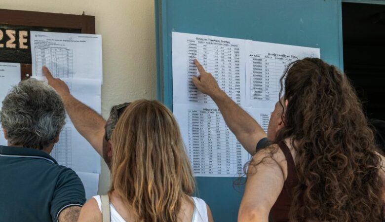 Πανελλαδικές 2025: Περισσότεροι από τους μισούς υποψηφίους έγραψαν κάτω από τη βάση σε Μαθηματικά, Φυσική, Ιστορία