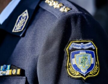 Συνελήφθη απόστρατος αξιωματικός της ΕΛ.ΑΣ. για εμπλοκή σε δύο κυκλώματα ναρκωτικών και όπλων με διεθνή δράση