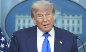 Ο Τραμπ αναβάλει τις επιθέσεις κατά υποδομών του Ιράν, έπειτα από «θετικές και εποικοδομητικές» συνομιλίες με την Τεχεράνη – Άμεση αντίδραση των αγορών