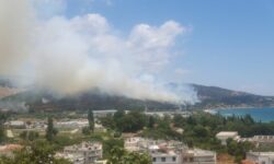 Πύρινη απειλή στην ανατολική είσοδο της Καβάλας κοντά σε κατοικημένη περιοχή