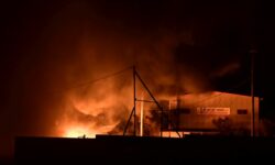 Ξέσπασε φωτιά σε εργοστάσιο στα Μέγαρα – Μήνυμα του 112 για τους καπνούς