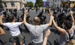 Η Ρωσία εκτιμά ότι οι αντικυβερνητικές διαδηλώσεις στην Σερβία είναι απόπειρα «έγχρωμης επανάστασης»