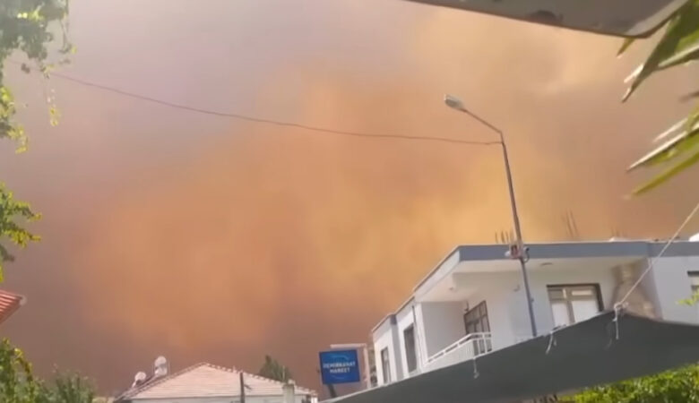 Μεγάλη φωτιά στη Σμύρνη: Εκκενώθηκαν συνοικίες, κάηκαν σπίτια, πολλά πύρινα μέτωπα – Οι στάχτες έφτασαν μέχρι την Πάτμο