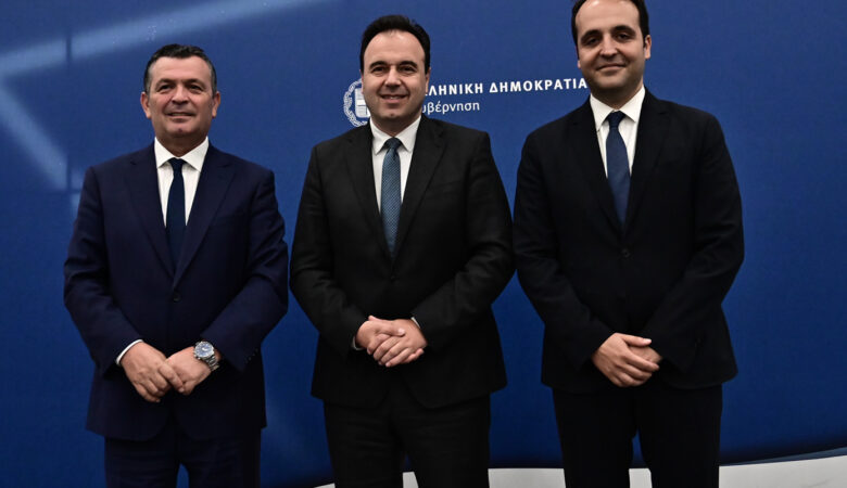 Παράδοση – παραλαβή στο υπουργείο Ψηφιακής Διακυβέρνησης: Ο Χρήστος Δερμεντζόπουλος νέος υφυπουργός με προτεραιότητα το Κτηματολόγιο