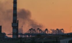 Υπό μερικό έλεγχο η πυρκαγιά σε εργοστάσιο στα Μέγαρα
