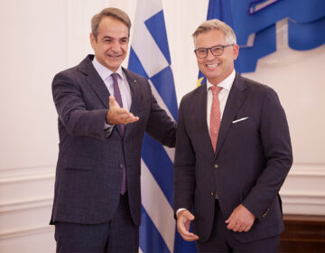 Μητσοτάκης σε επίτροπο μετανάστευσης: Οι Αρχές της ανατολικής Λιβύης οφείλουν να αναλάβουν δράση για να μειωθούν οι ροές προς την Ελλάδα