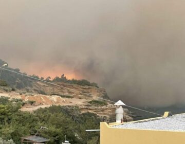 Απειλούνται ξενοδοχεία από την φωτιά στην Ιεράπετρα – Ενισχύονται οι δυνάμεις στα Κύθηρα – Υπό έλεγχο στην Χαλκιδική