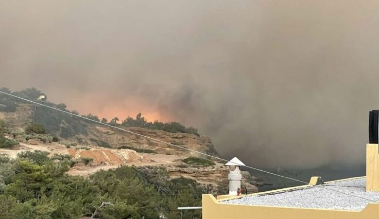 Απειλούνται ξενοδοχεία από την φωτιά στην Ιεράπετρα – Ενισχύονται οι δυνάμεις στα Κύθηρα – Υπό έλεγχο στην Χαλκιδική