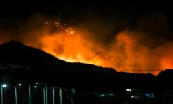 Μαίνεται η φωτιά στην Ιεράπετρα – Μάχη με τις φλόγες δίνουν οι δυνάμεις της πυροσβεστικής