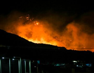 Μαίνεται η φωτιά στην Ιεράπετρα – Μάχη με τις φλόγες δίνουν οι δυνάμεις της πυροσβεστικής