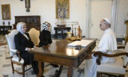 Συνάντηση της γυναίκας και της κόρης του Ερντογάν με τον Πάπα Λέοντα