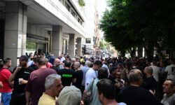 «Ταφόπλακα το Ψηφιακό Πελατολόγιο» – Διαμαρτύρονται οι ιδιοκτήτες συνεργείων έξω από το υπουργείο Οικονομικών